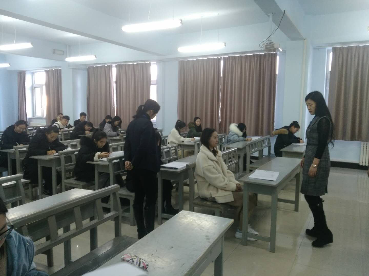 學(xué)院圓滿完成期末考試工作