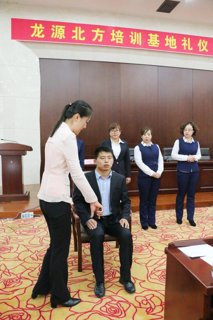 我院禮儀教師為政府和國(guó)企進(jìn)行禮儀培訓(xùn)