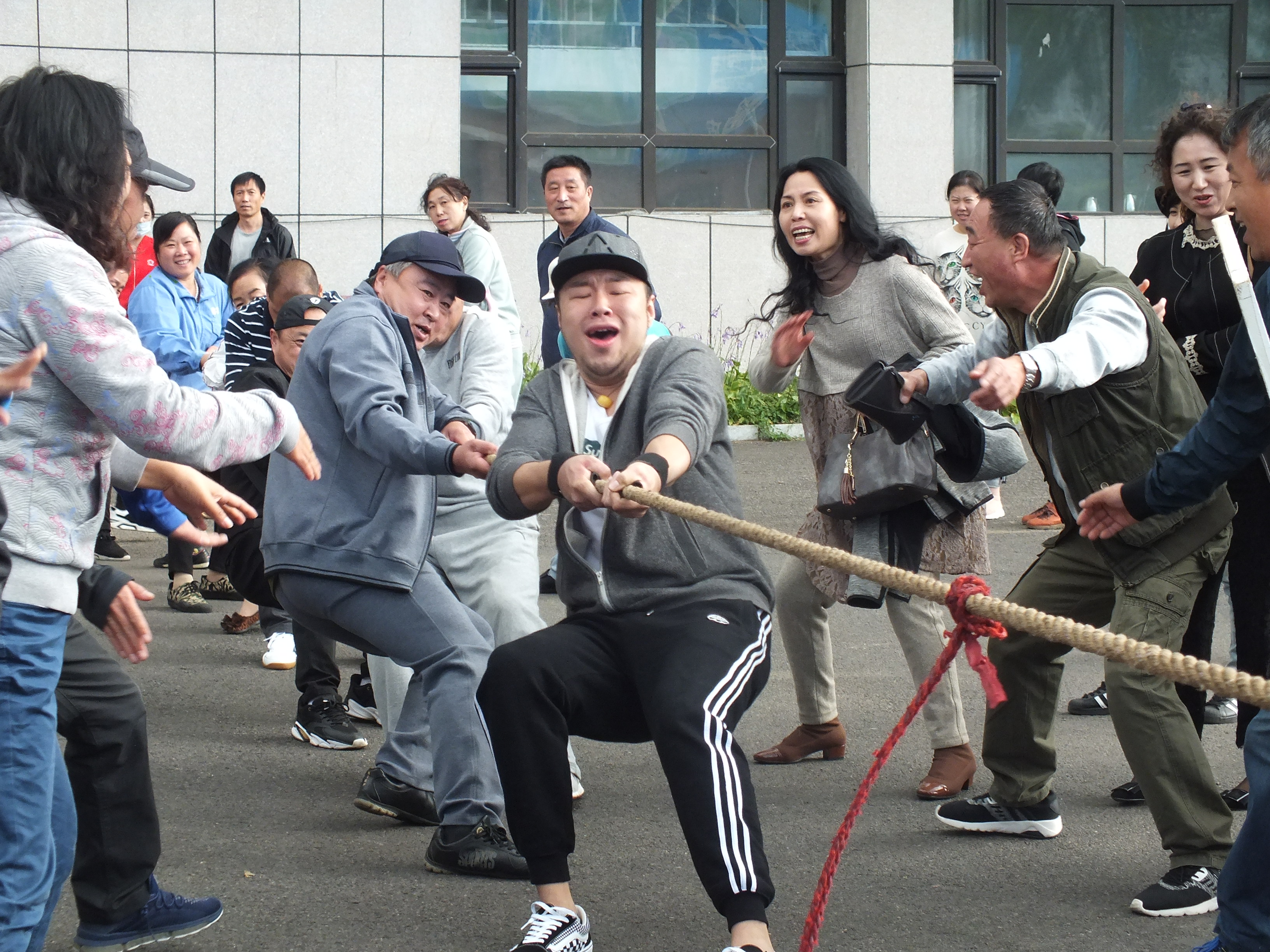 學(xué)院工會組織職工拔河比賽