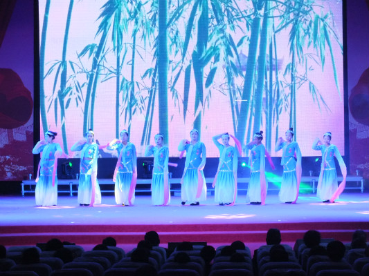 伊春職業(yè)學院舉行2018年開學典禮暨慶國慶迎新生文藝演出