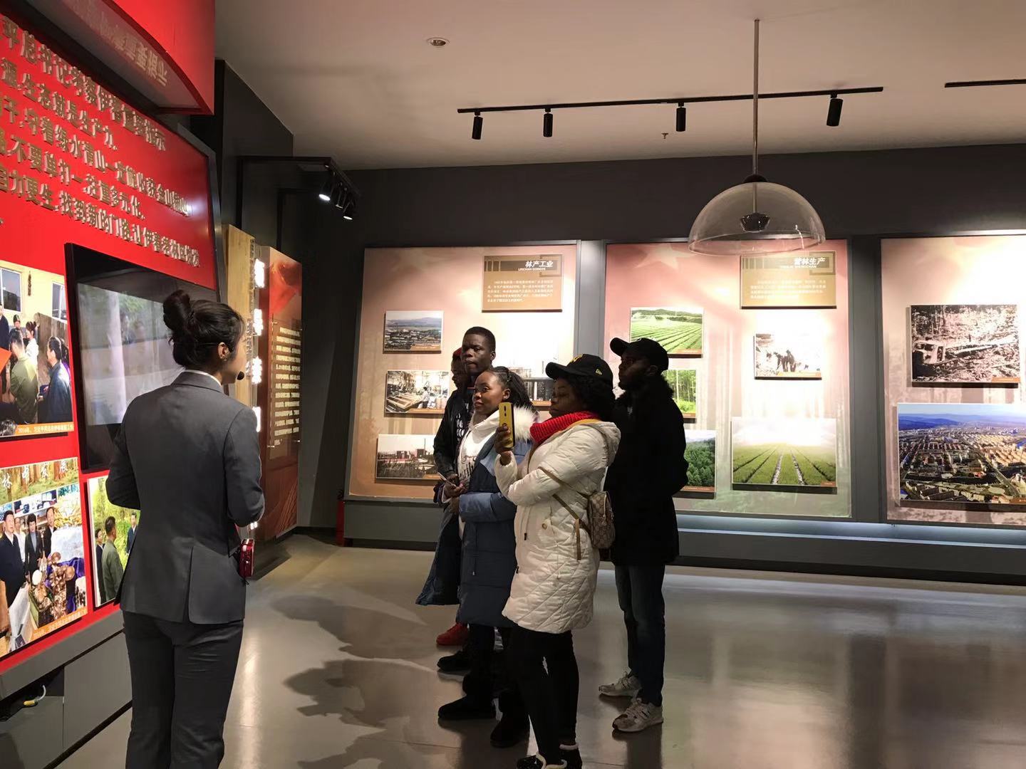 開啟文化之旅,領略林城之美——記我校留學生參觀伊春森林博物館 開啟文化之旅,領略林城之美——記我校留學生參觀伊春森林博物館